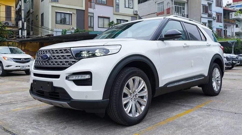 Hình ảnh chiếc Ford Explorer màu trắng đang đỗ ngoài trời