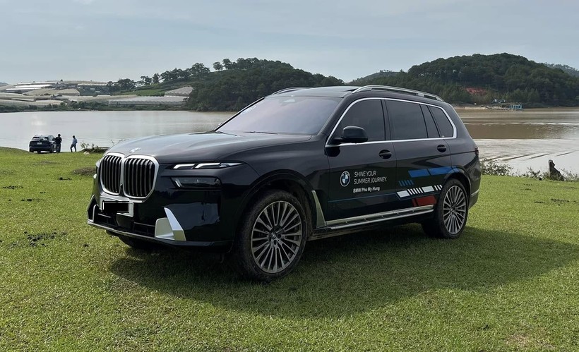 Hình ảnh chiếc BMW X7 2024 màu xanh lam đỗ ngoài trời