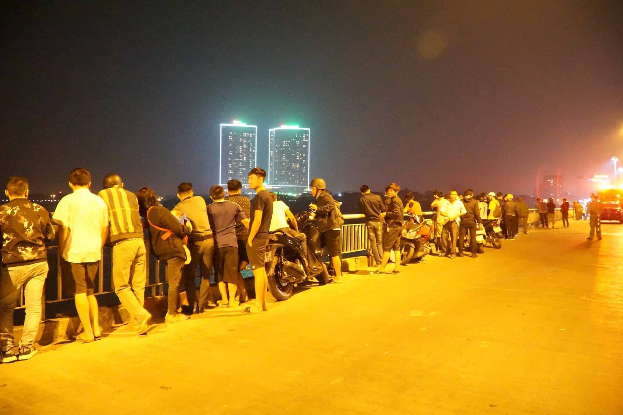 Đông đảo lực lượng chức năng và người dân tại hiện trường vụ xe ô tô lao xuống sông
