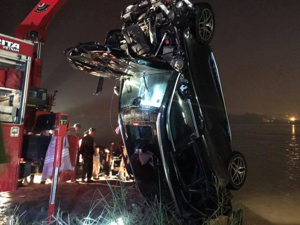 Xe Mercedes được trục vớt lên bờ sau khi lao từ cầu Chương Dương