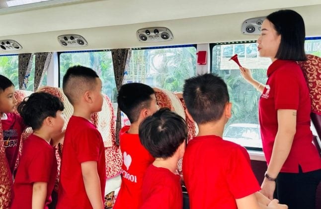 Trẻ nhận diện búa thoát hiểm trên xe ô tô