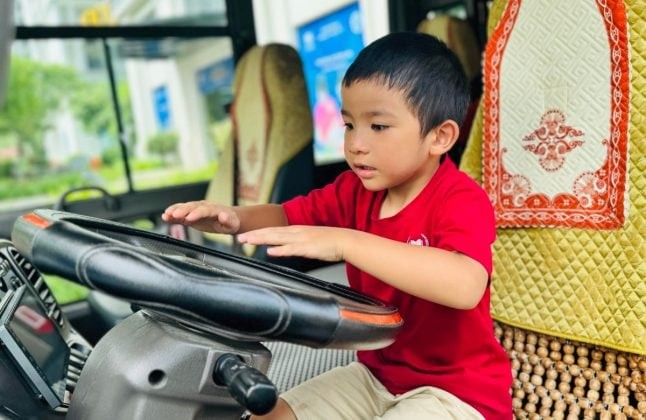 Trẻ em cùng thực hành kỹ năng báo hiệu khẩn cấp trên xe ô tô