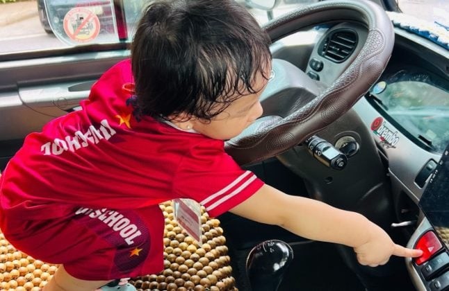 Giáo viên hướng dẫn trẻ em kỹ năng thoát hiểm trên xe ô tô