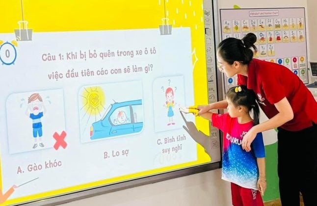 Cô giáo hướng dẫn kỹ năng thoát hiểm trên xe ô tô