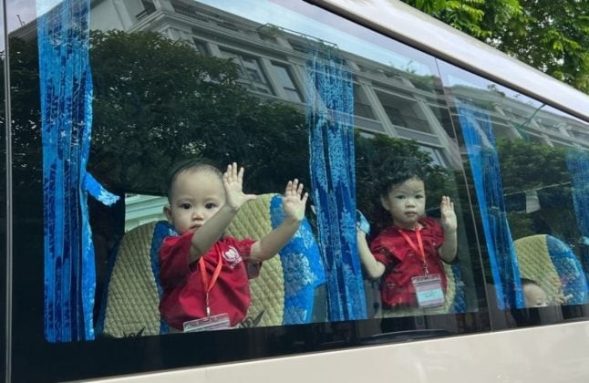 Trẻ thực hành ấn còi và bật đèn khẩn cấp trên xe ô tô