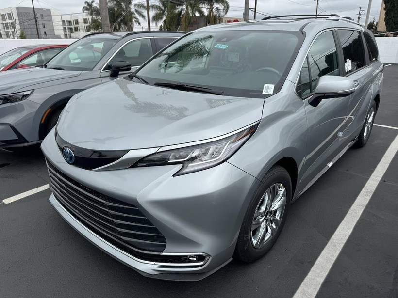 Hình ảnh chiếc Toyota Sienna màu trắng đỗ bên bờ biển
