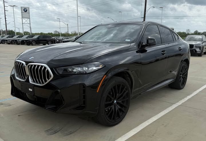Hình ảnh chiếc BMW X6 màu trắng đỗ trên đường phố