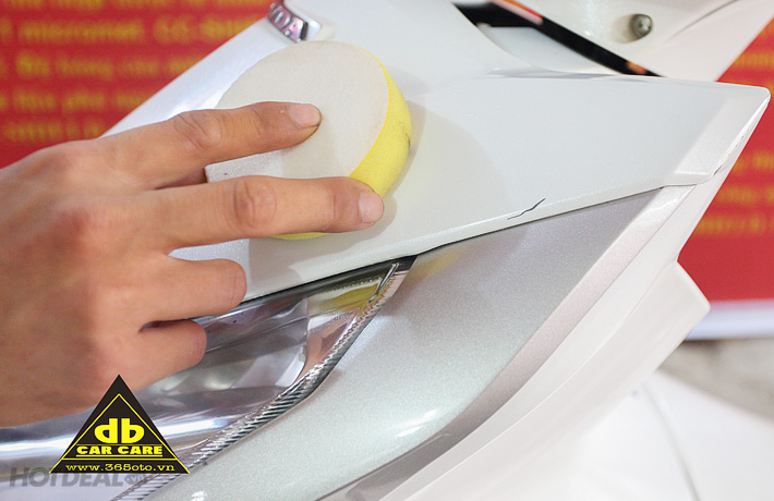 Kỹ thuật viên đang phủ lớp nano lên bề mặt sơn xe