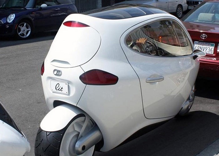 Xe ô tô hai bánh LIT Motors C1 vận hành ổn định nhờ công nghệ cân bằng