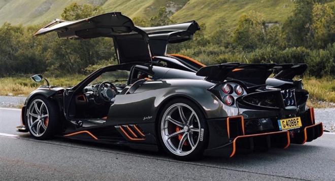 Pagani Huayra Imola màu xám với các chi tiết đỏ, một trong những mẫu Pagani đắt nhất
