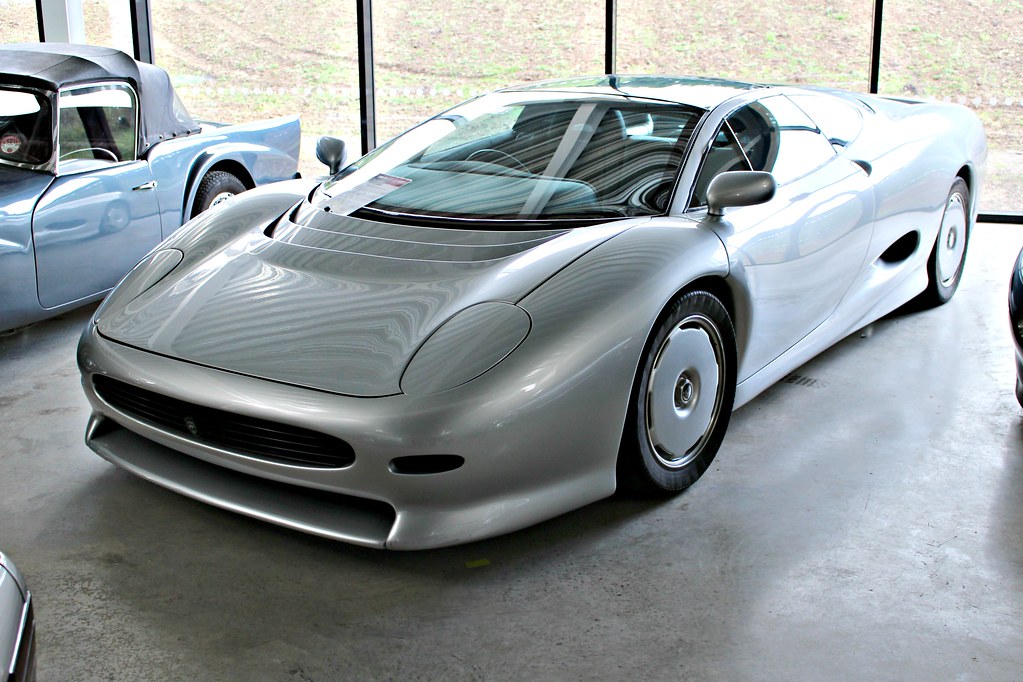 “Viên đạn bạc” – Jaguar XJ220.