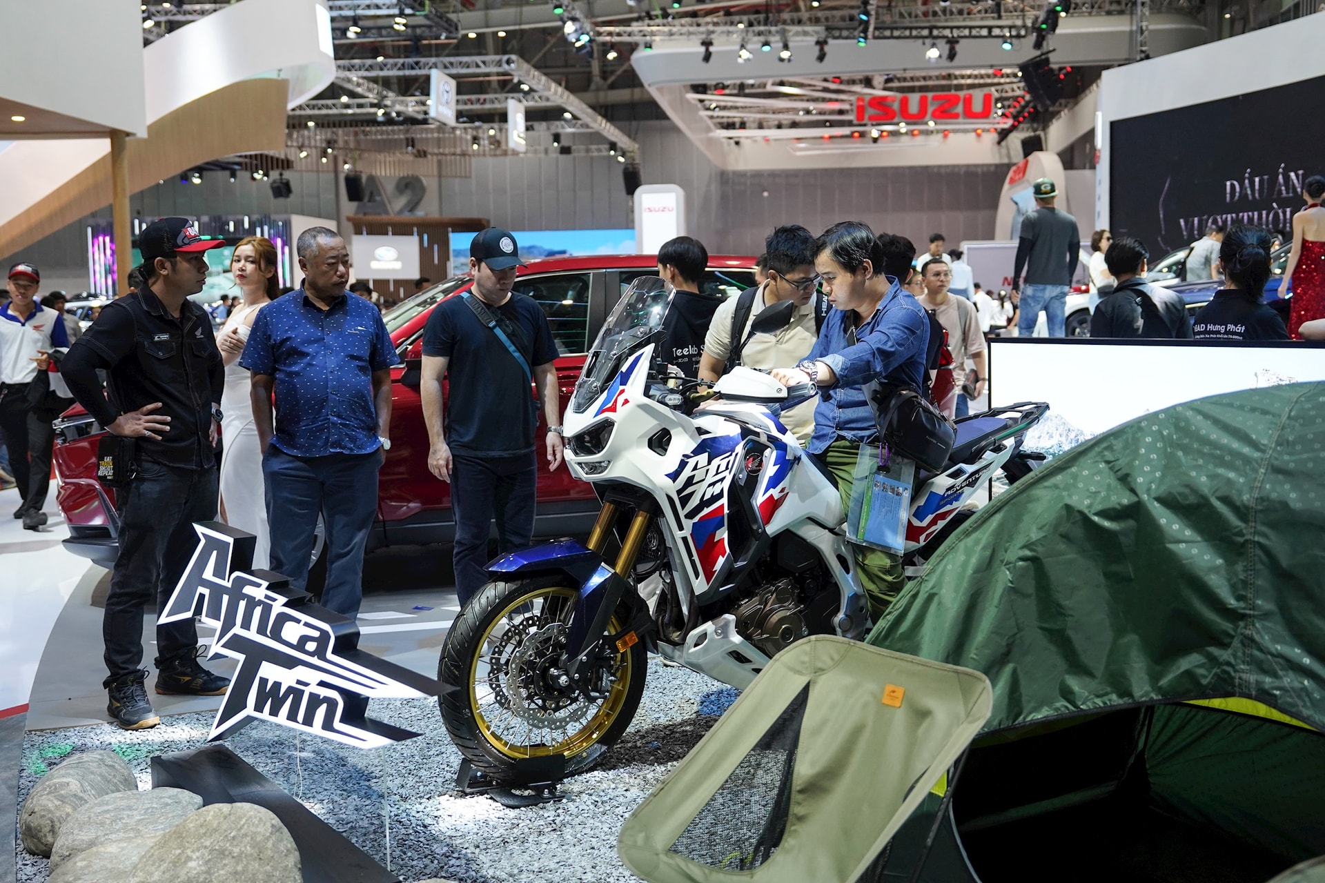 Khách tham quan trải nghiệm xe mô tô phân khối lớn tại VMS 2024