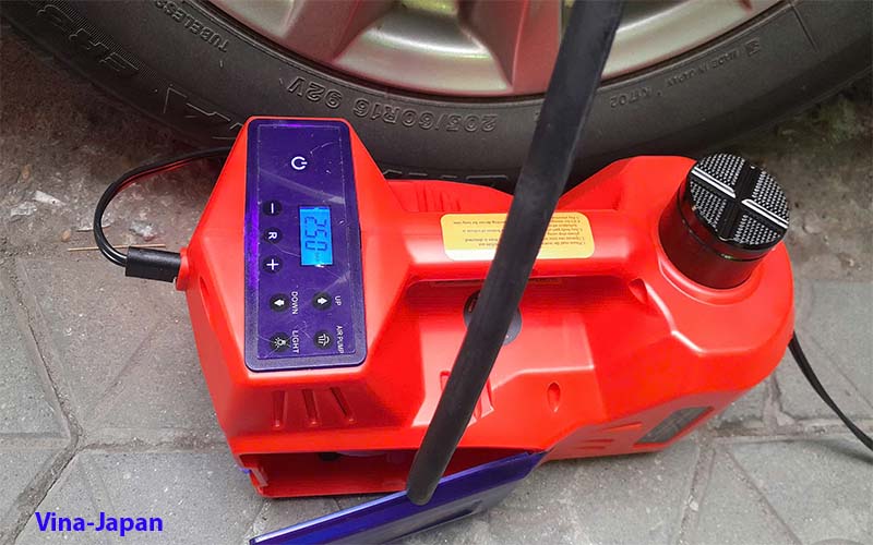 Màn hình LED và nút cảm ứng của bộ kích lốp xe ô tô