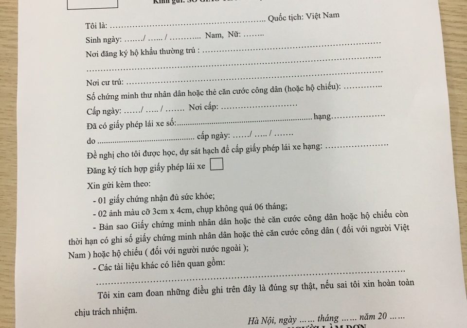 Hình ảnh mô tả bộ hồ sơ thủ tục thi bằng lái xe ô tô đang được chuẩn bị