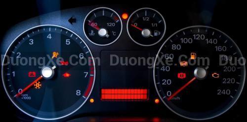 Đèn báo lỗi trên bảng điều khiển xe ô tô