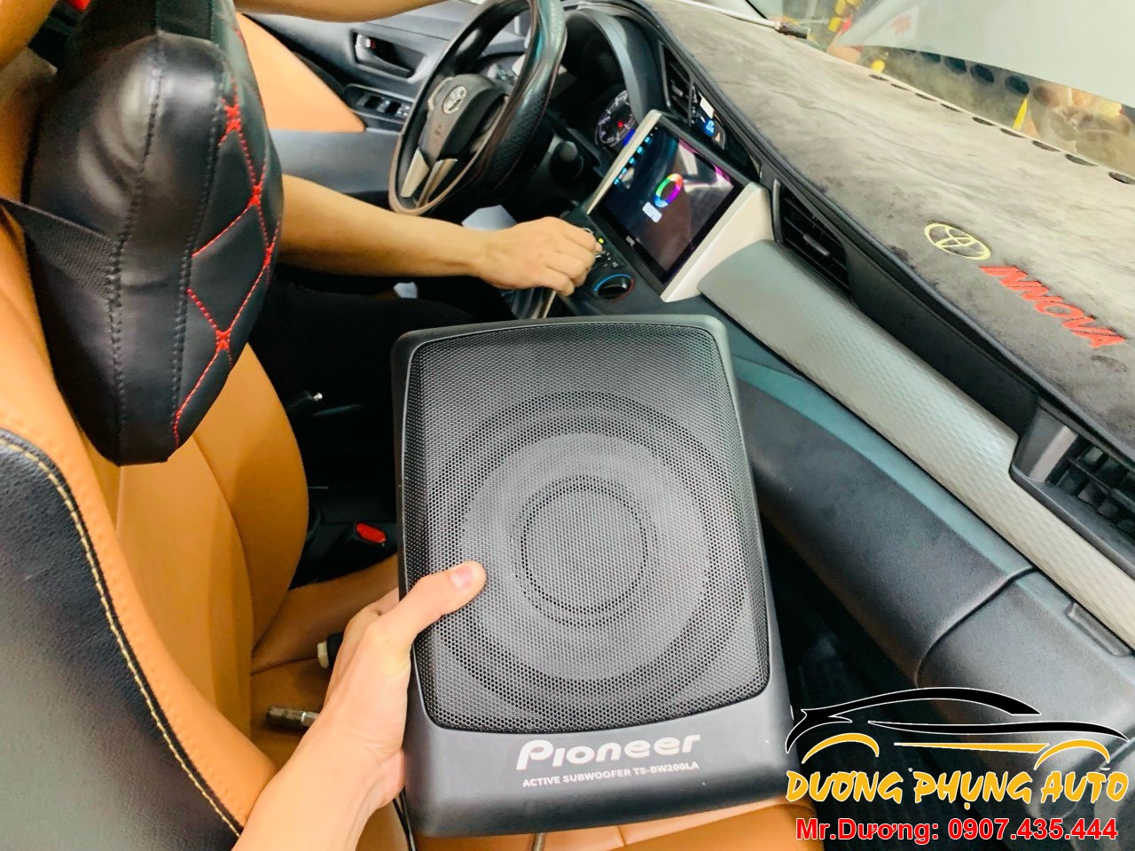 Loa sub Pioneer TS-BW200LA lắp đặt dưới gầm ghế xe ô tô