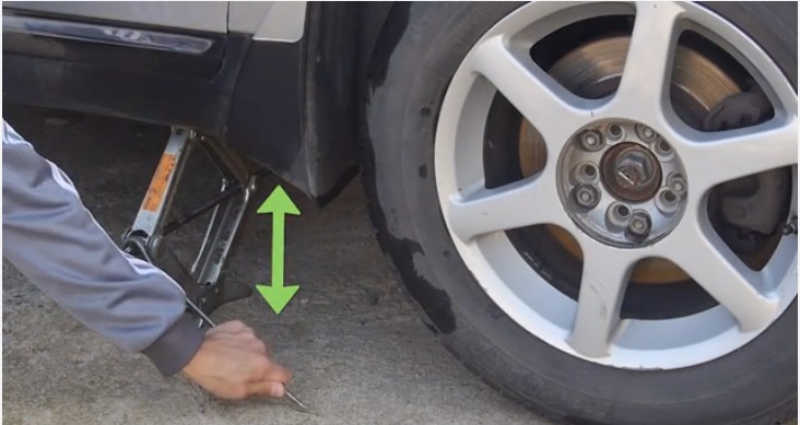 Cách tháo ốc bánh xe ô tô chi tiết nhất