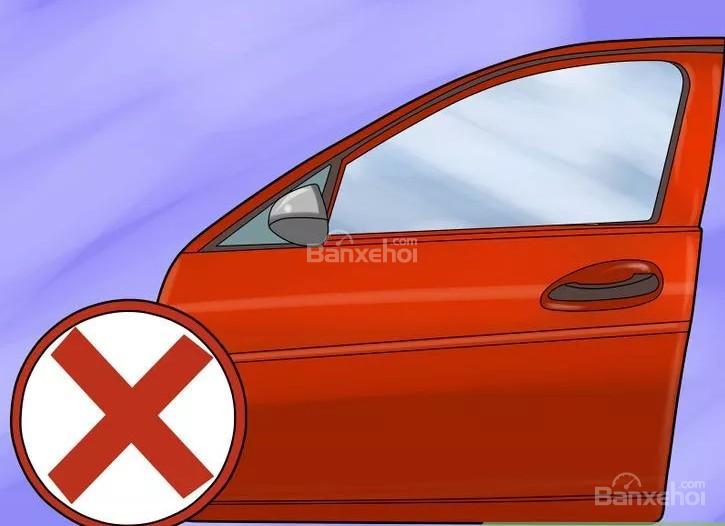 Nhấc cánh cửa xe ô tô cũ ra