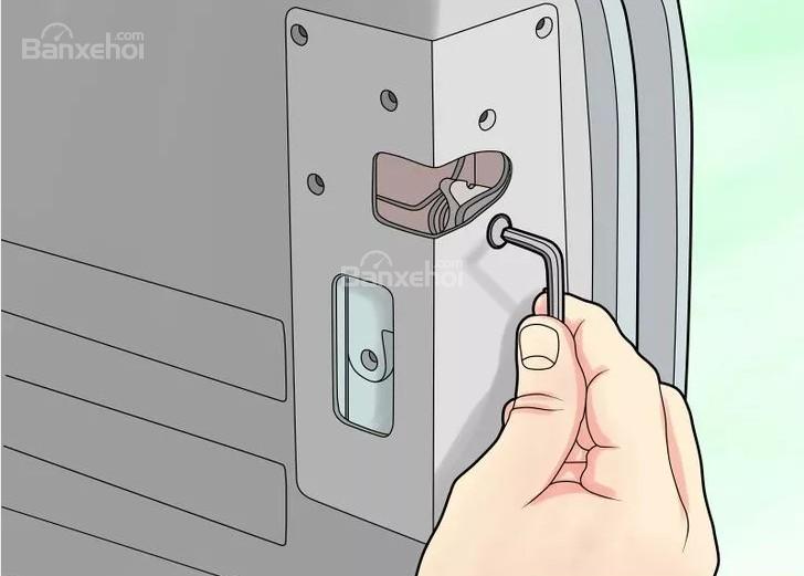 Siết chặt ốc vít bản lề cửa xe ô tô