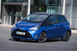 Mặt nạ ca lăng xe hơi Toyota Yaris