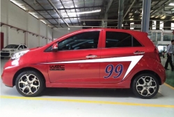 Mẫu decal sườn xe Kia Morning với họa tiết độc đáo màu đỏ đen