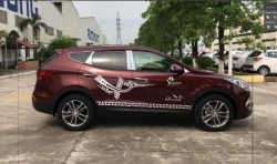 Decal thiết kế quảng cáo trên xe hơi ô tô thương hiệu Lạc Việt