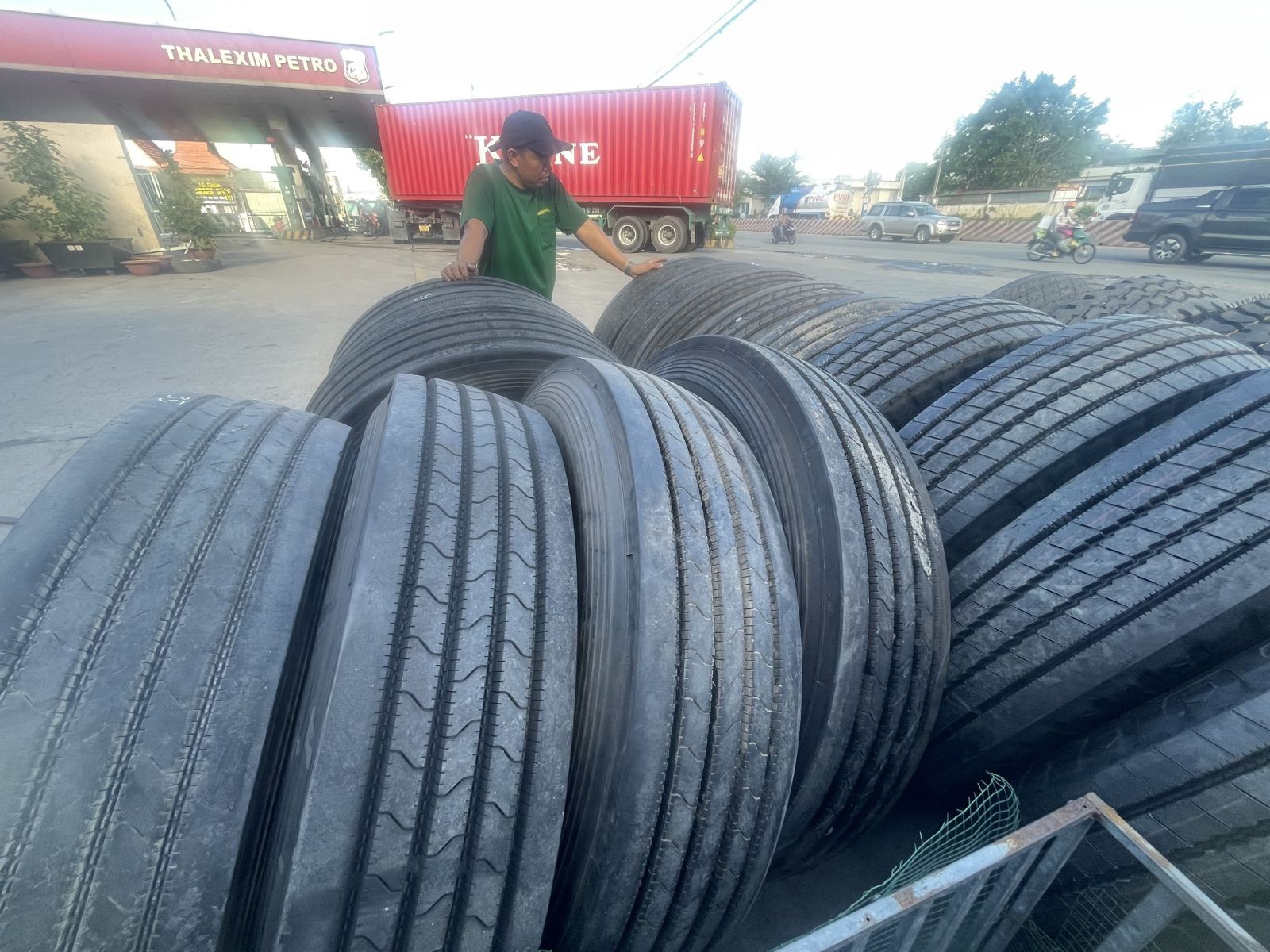 Kiểm tra lốp xe ô tô container trước khi vận hành
