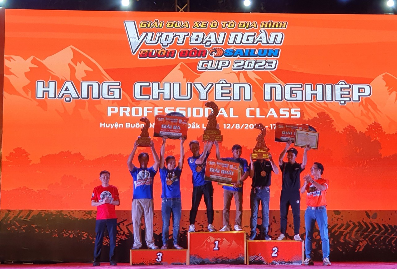 Trao thưởng giải nhất nhì ba hạng chuyên nghiệp giải đua xe ô tô địa hình Buôn Đôn