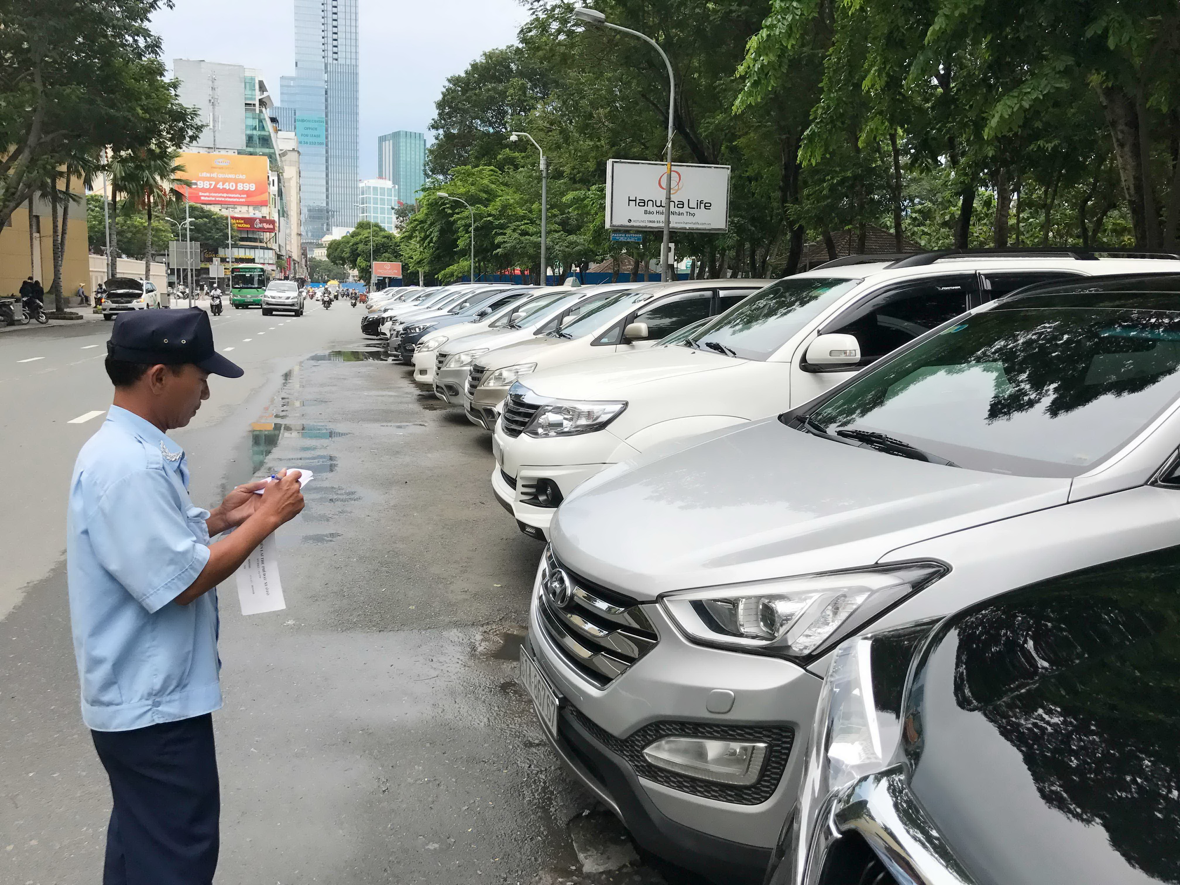 Tổng xe ô tô Hà Nội: Áp lực thiếu bãi đỗ trầm trọng