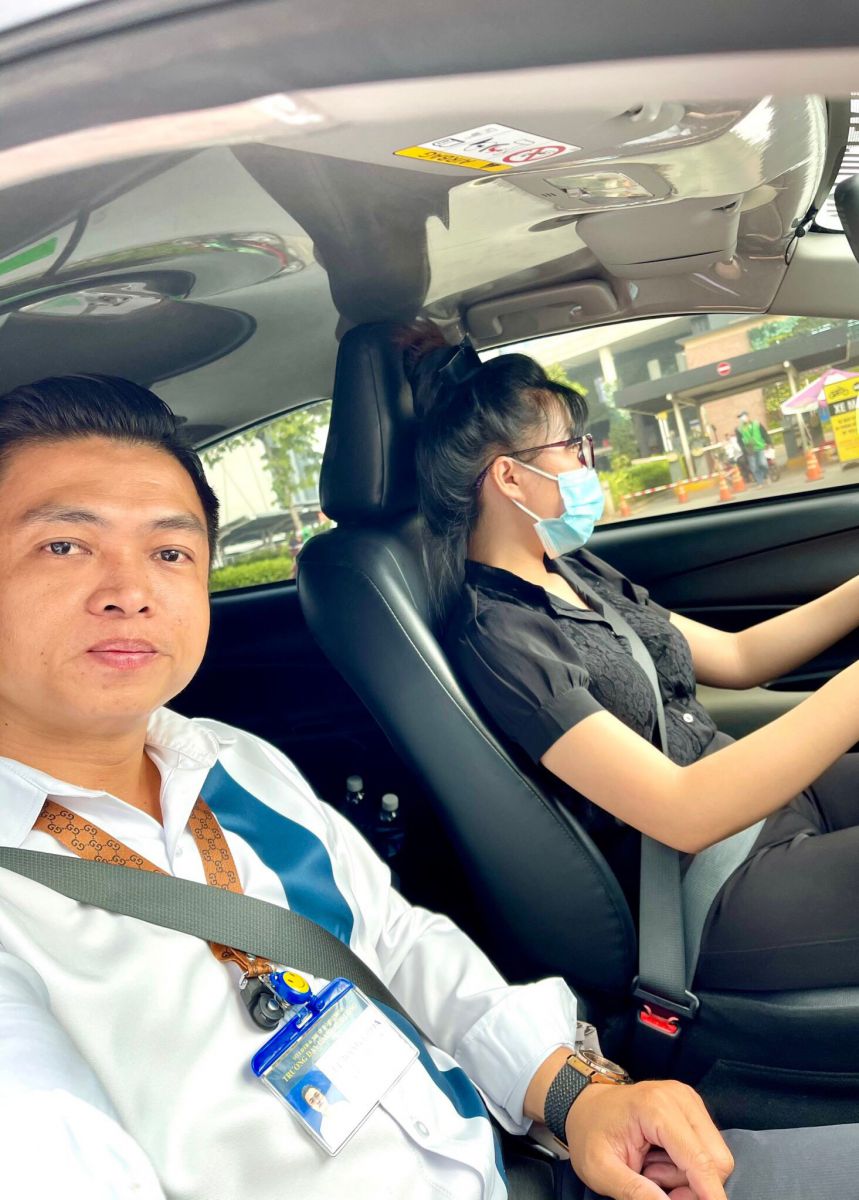 Học viên tập lái xe với giáo viên hướng dẫn