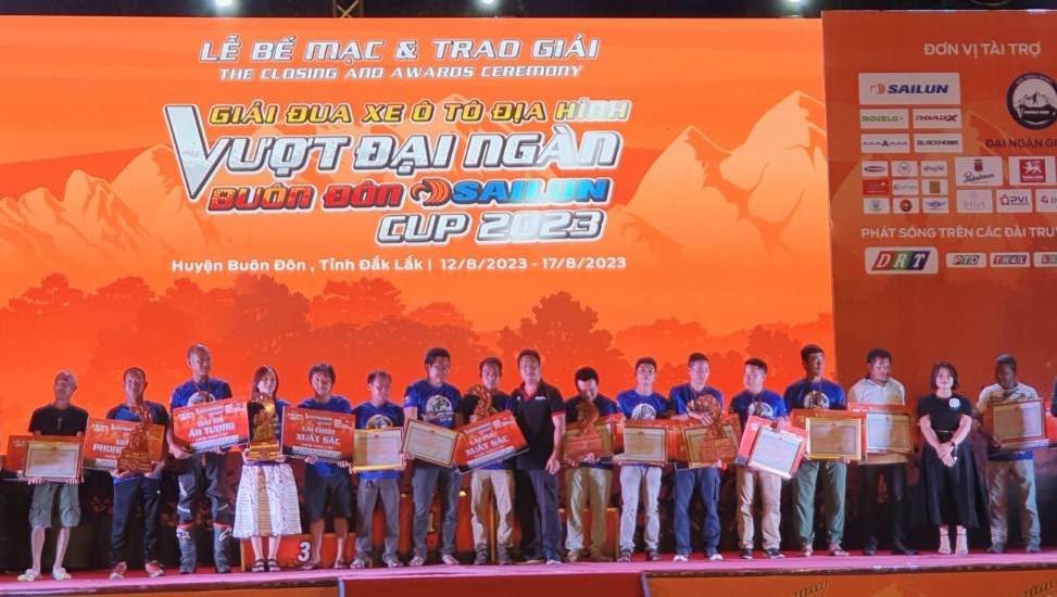 Lễ trao thưởng các giải phụ cho tay đua xe ô tô xuất sắc