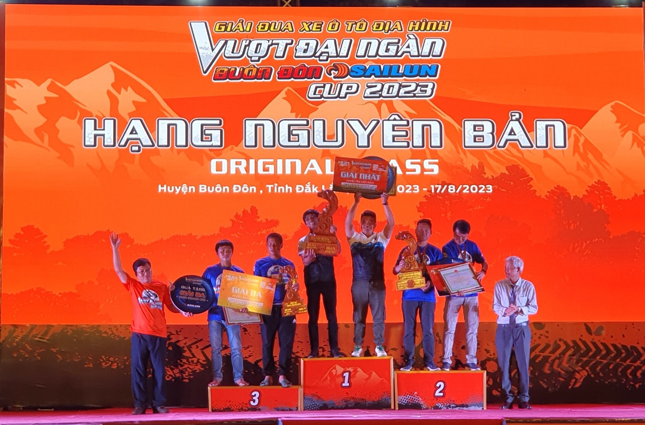 Trao thưởng giải nhất nhì ba hạng nguyên bản tại giải đua xe ô tô