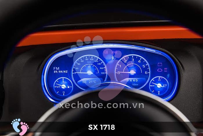 alt: Góc cận cảnh phần đuôi xe ô tô điện trẻ em SX-1718 với lốp dự phòng giả và đèn báo