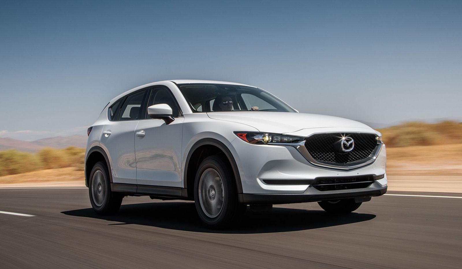Hình ảnh góc ¾ phía trước của Mazda CX-5 màu đỏ