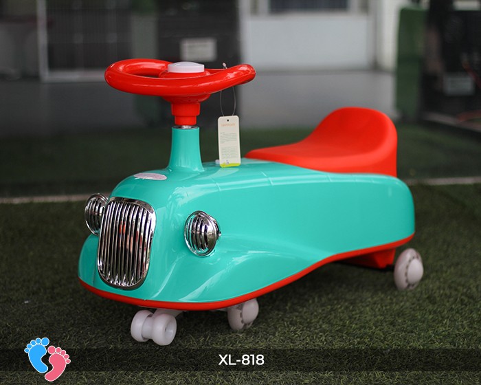 Phần đuôi và chỗ ngồi thoải mái của xe lắc XL818