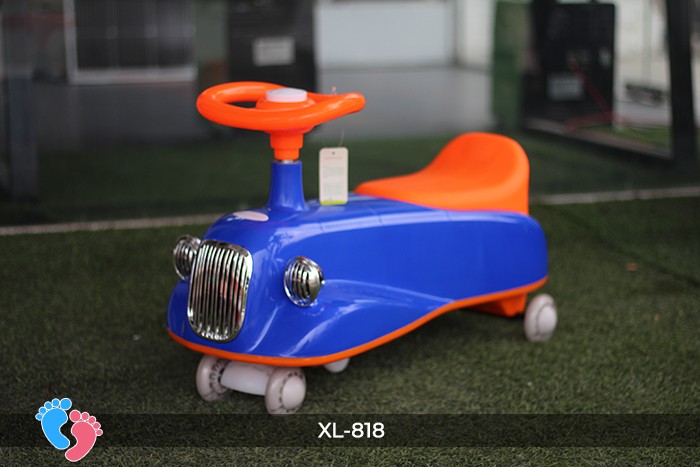 Thiết kế sang trọng của xe lắc hình ô tô XL818 cho trẻ