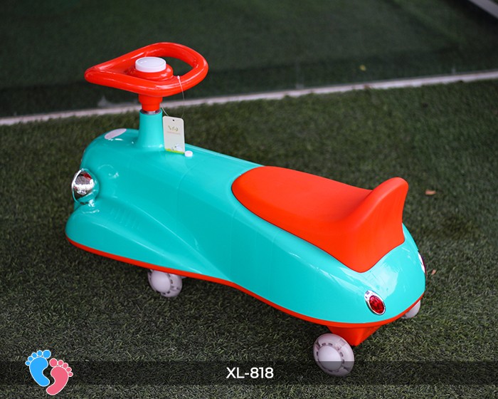 Mẫu xe lắc hình ô tô XL818 màu xanh dương cho bé trai