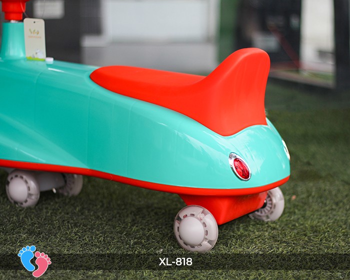 Xe lắc XL818 với bánh xe và thân xe