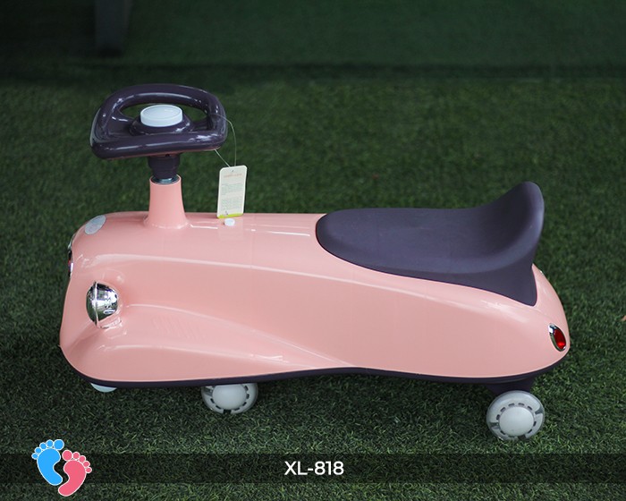 Cận cảnh các chi tiết thiết kế của xe lắc hình ô tô cho bé XL818