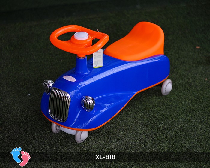 Ghế ngồi rộng rãi và vô lăng tiện lợi trên xe lắc XL818