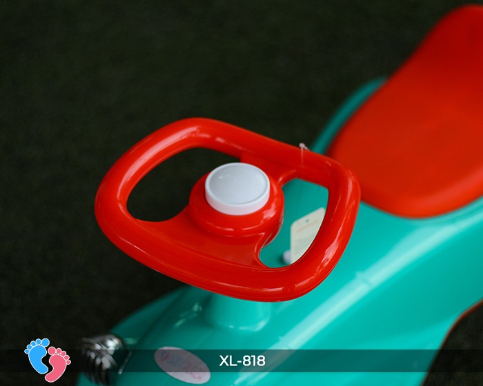 Xe lắc hình ô tô XL818 màu vàng rực rỡ