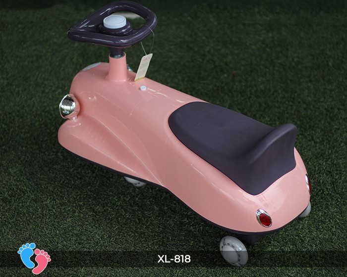 Chi tiết đèn và mặt trước của xe lắc XL818