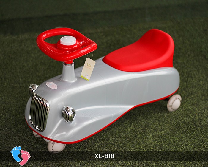 Bánh xe chắc chắn và khung gầm xe lắc hình ô tô XL818