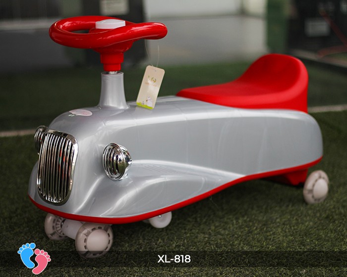Bé hào hứng với xe lắc tay có đèn và nhạc XL818