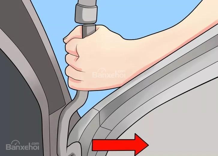 Tháo bản lề cửa xe ô tô