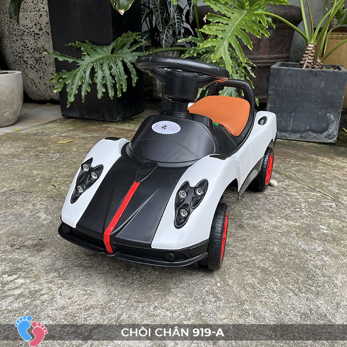 Khoảnh khắc vui vẻ cùng xe chòi chân ô tô ngoài trời