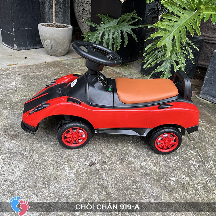 Bé tập đi với xe chòi chân ô tô