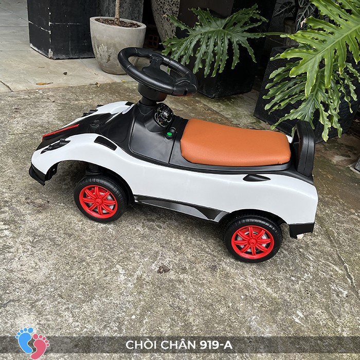 Góc chụp cận bé chơi xe chòi chân ô tô