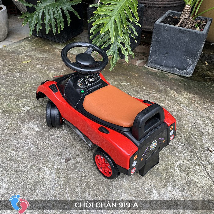 Bé và xe chòi chân ô tô SC-919-A trên đường đi dạo