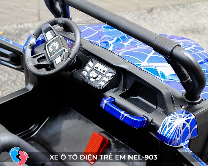Chi tiết bánh xe và giảm xóc của xe ô tô địa hình NEL-903 màu đỏ